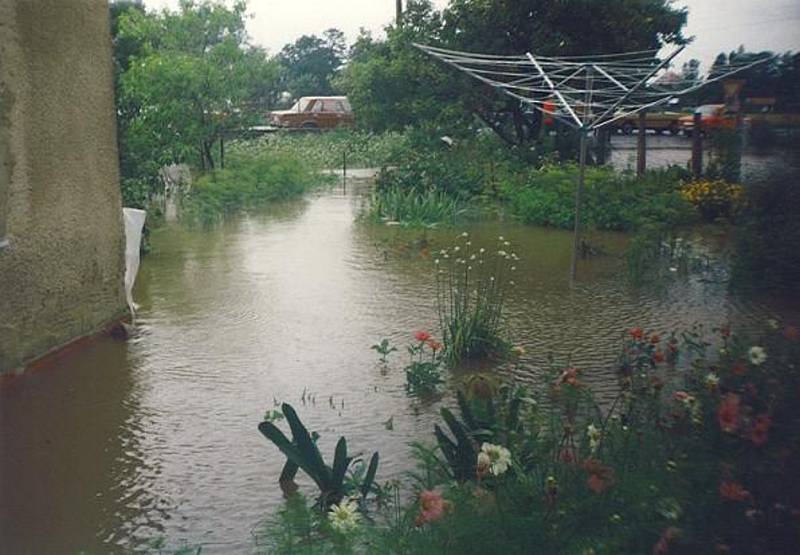 Povodeň v červenci 1997 poškodila hodně domů a pozemků v Hrochově Týnci.