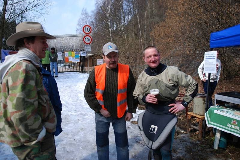 Teplé oblečení a dobrá nálada, to si víkendový sraz vodáků vyžadoval. Splutí řeky Chrudimky předcházelo vypouštění přehrady. 