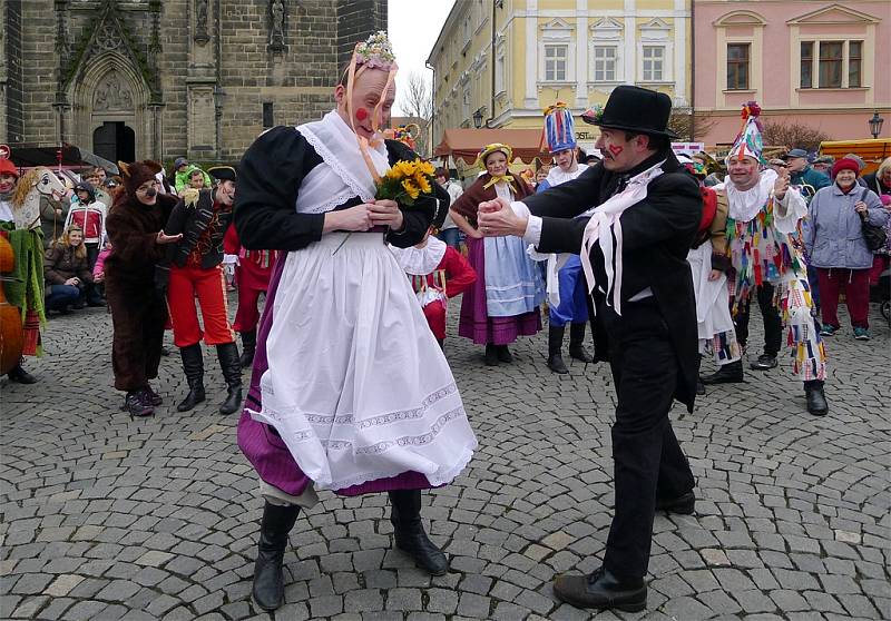 Masopustní obchůzka na Resselově náměstí v Chrudimi.