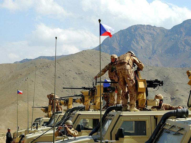 Příslušníci výcvikového a poradního týmu OMLT mezi nimiž jsou i chrudimští vojáci v Kábulu mimo jiné i pomáhají s výcvikem 6. pěšího kandaku Afghánské národní armády.