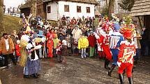 Maškary vyrazily při tradičním masopustu na obchůzku po skanzenu na Veselém Kopci.
