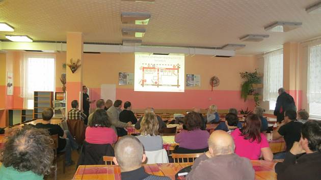 Ve středu 26. března 2014 proběhlo v jídelně ZŠ Dr. V. Peška další ze série plánovací setkání, tentokrát na téma: „Řešení dopravy a bezpečnosti v ulici Víta Nejedlého“. 