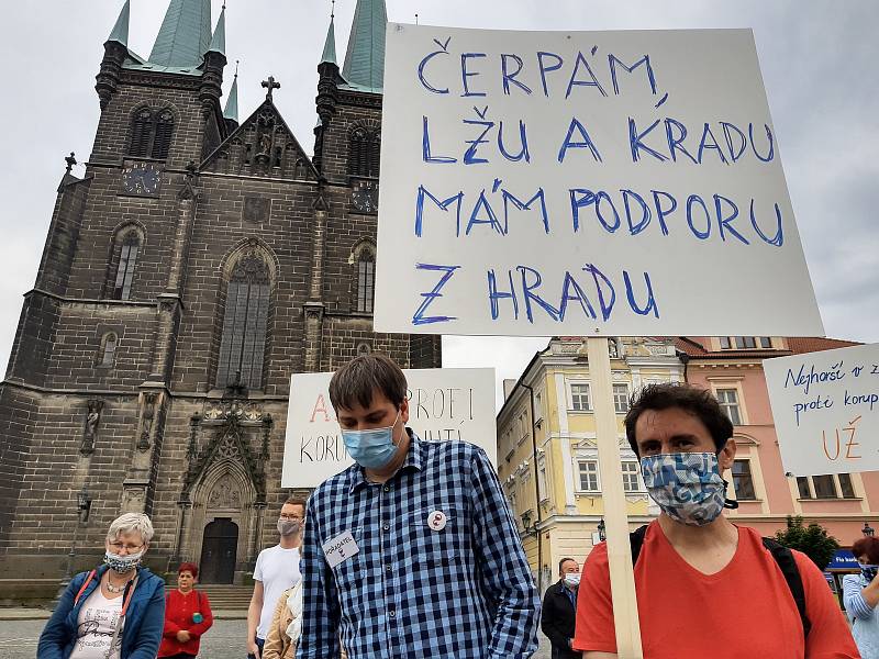 V Chrudimi na Resselově náměstí se sešlo ke dvěma stovkám lidí, mnozí z nich s transparenty a vlajkami.