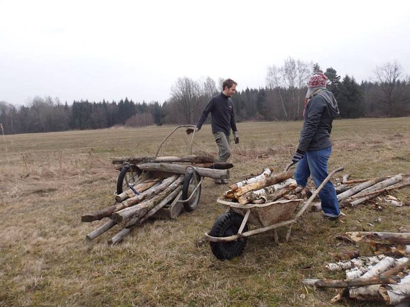 Bójové se pustili do stavby skanzenu. 