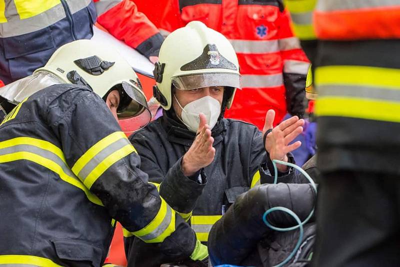 Chrudim - Hasičský sbor města Chrudim se ve čtvrtek na civilním letišti v Chrudimi zúčastnili společného výcviku se Zdravotnickou záchrannou službou Pardubického kraje. Foto: Hasičský sbor města Chrudim