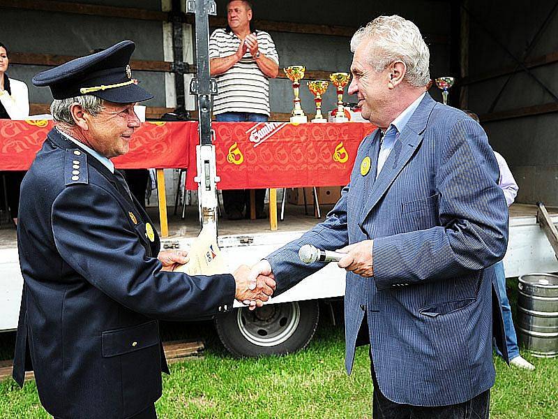 Miloš Zeman se zúčastnil v červnu 2011 oslavy 130. výročí založení SDH Lány.
