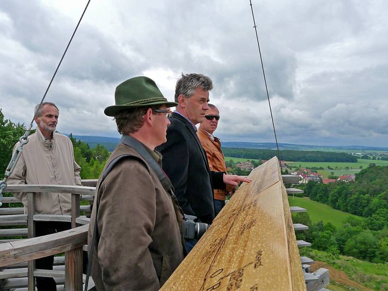 Na vyhlídkové plošině rozhledny Bára byla nově instalována panoramatická mapa.