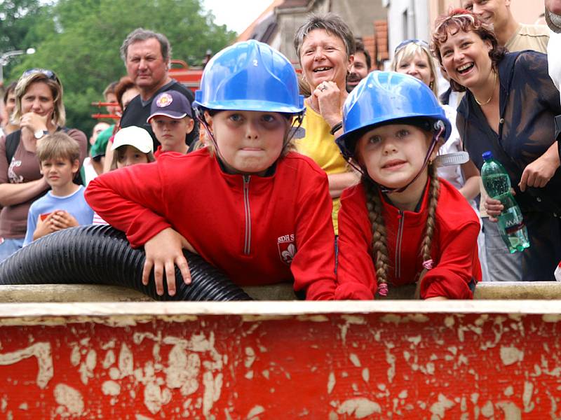 Závody v požárním útoku v Seči, které byly součástí oslav, zahájili nejmladší zdejší hasiči.