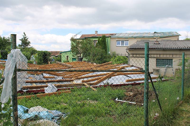 Rosice a okolí: škody obrovské. Spadlá střecha domu, zlámané stromy a větve, trampolína letěla do pole 350 metrů vzduchem.