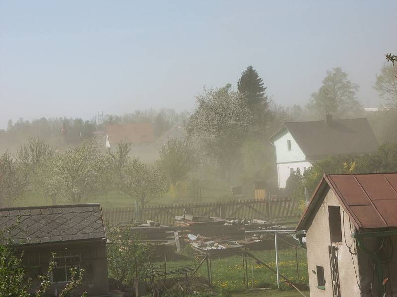 "Pouštní bouři" způsobila v Holetíně kombinace suchého počasí, zemědělských prací a silného větru. Prach z polí tak zahalil celou obec.