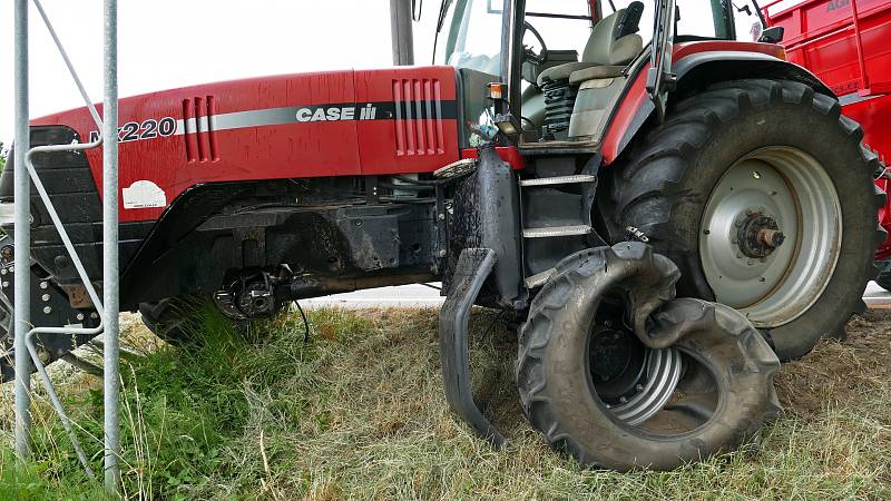 Mezi Chrudimí a Slatiňany u odbočky na Píšťovy se 23.7 odpoledne čelně srazil osobní vůz s traktorem. Vážně zraněného řidiče osobního vozu transportoval do nemocnice vrtulník letecké záchranné služby. 