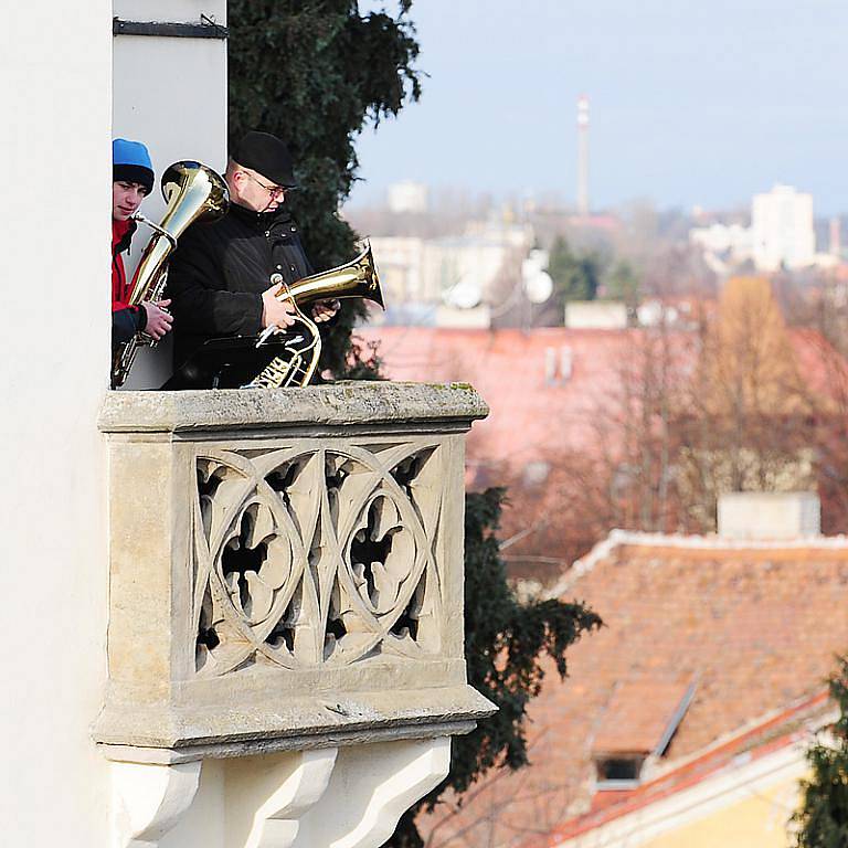 Lidé využili možnost navštívit svátečně vyzdobené interiéry slatiňanského zámku.