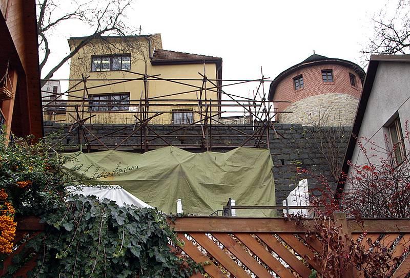 Opravy hradeb v Lázeňské ulici.