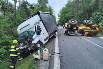 Srážka dodávky a lesnického stroje uzavřela silnici u Nové Vsi na Chrudimsku. Na místě jsou zranění