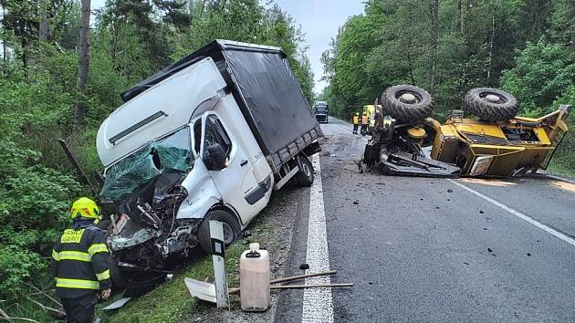 Srážka dodávky a lesnického stroje uzavřela silnici u Nové Vsi na Chrudimsku. Na místě jsou zranění