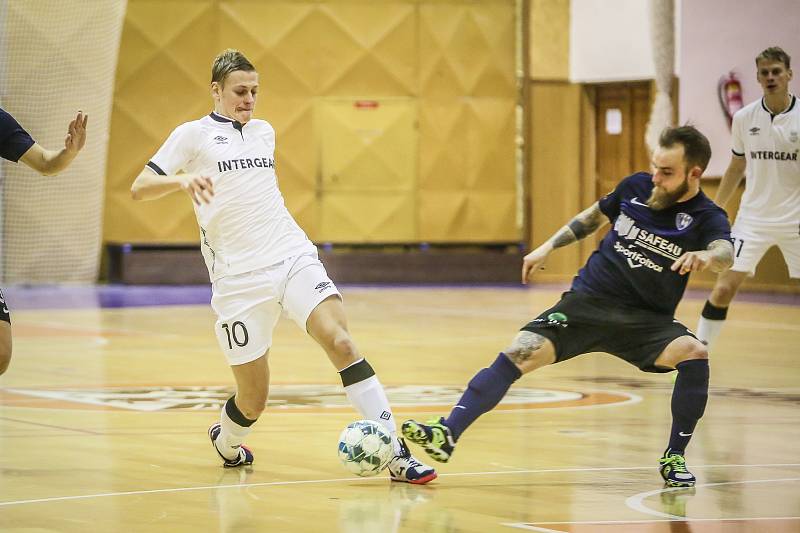 Pavel Drozd (v bílém) dosáhl proti Mělníku sté branky v nejvyšší futsalové soutěži.