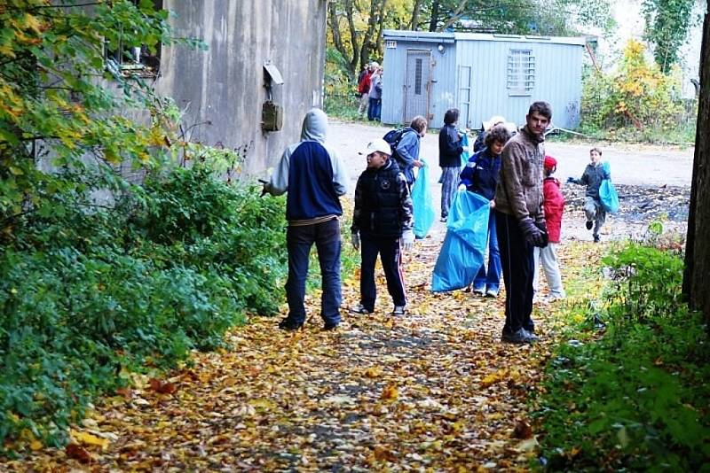 Třemošnické sdružení Čtyřlístek se pustilo do tradičního podzimního úklidu Hedvičina údolí.