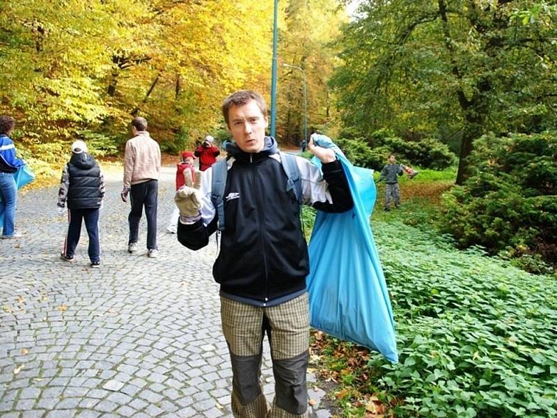 Třemošnické sdružení Čtyřlístek se pustilo do tradičního podzimního úklidu Hedvičina údolí.