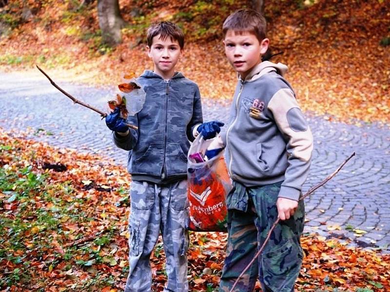 Třemošnické sdružení Čtyřlístek se pustilo do tradičního podzimního úklidu Hedvičina údolí.