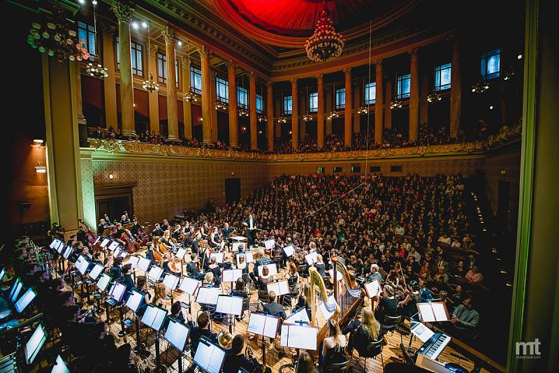 Filmová filharmonie s dirigentem Chuheiem Iwasakim je symfonickým orchestrem