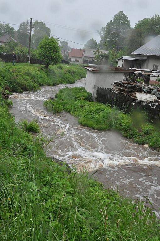 Déšť rozvodnil ve středu 2. června 2010 řeku Krounku v Krouně a okolí.