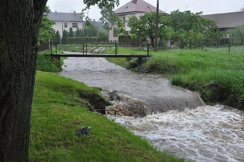 Déšť rozvodnil ve středu 2. června 2010 řeku Krounku v Krouně a okolí.