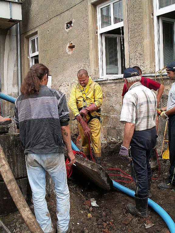 Dobrovolní hasiči z Chrudimě, Topole a Markovic pomáhali v Bludovicích na Jesenicku s likvidací škod, které napáchaly červnové povodně. 