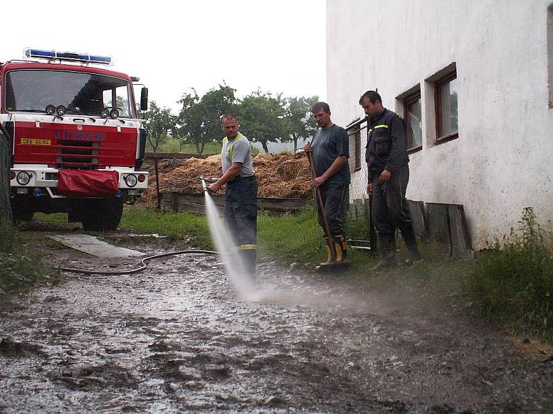 Dobrovolní hasiči z Chrudimě, Topole a Markovic pomáhali v Bludovicích na Jesenicku s likvidací škod, které napáchaly červnové povodně. 