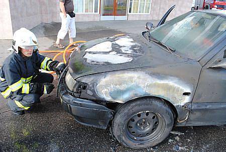 V neděli 19. června v 17.51 hodin vyjížděli hasiči k požáru osobního automobilu Volkswagen Passat v Chrudimi u katastrálního úřadu. 