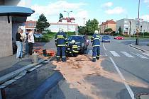 V neděli 19. června v 17.51 hodin vyjížděli hasiči k požáru osobního automobilu Volkswagen Passat v Chrudimi u katastrálního úřadu. 
