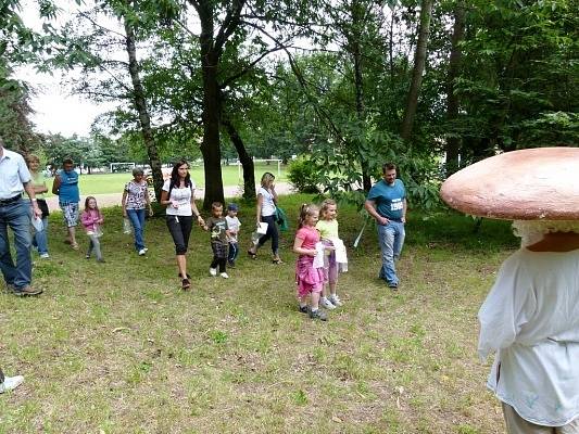 Na žumbereckém hradě a podhradí se v sobotu konal už tradiční Pohádkový les. Tentokrát s rekordní účastí dětí a rodičů.