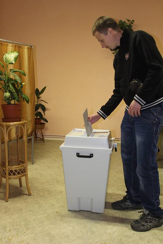 Voliči přišli k urnám  i v obci Orel na Chrudimsku
