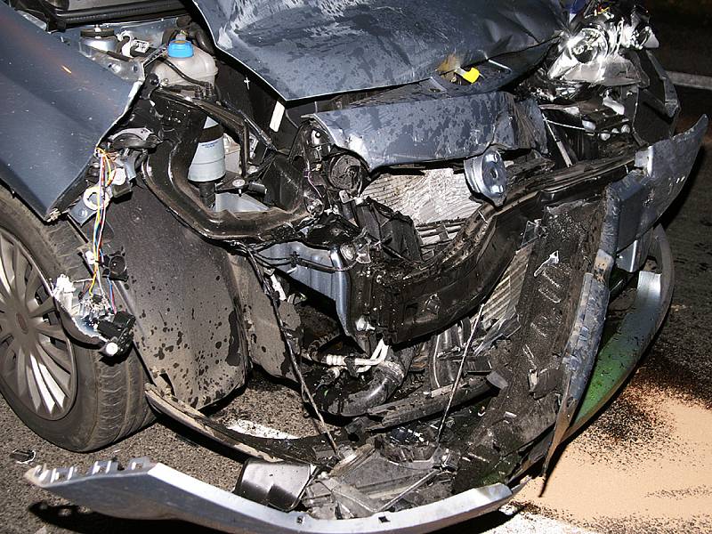 Z čelního střetu v Chrudimi u kasáren vyvázli řidič i řidička obou vozů nezraněni.