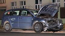 Z čelního střetu v Chrudimi u kasáren vyvázli řidič i řidička obou vozů nezraněni.