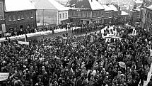 17. listopad 1989: Demonstranti v Hlinsku zaplnili celé náměstí.