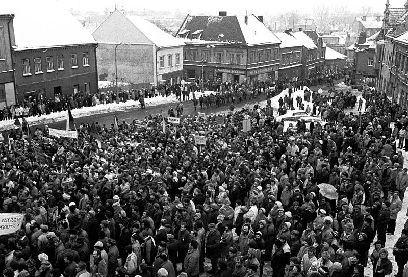 17. listopad 1989: Demonstranti v Hlinsku zaplnili celé náměstí.