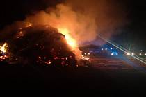 Požár stohu v Ronově nad Doubravou.