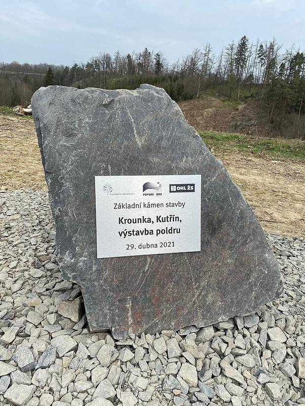 Koncem loňského dubna byl slavnostně poklepán základní kámen kutřínského poldru. Nikdo v tu chvíli netušil, že se stavba po roce zastaví.
