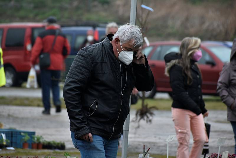 Tržnice v Rosicích u Chrasti se po dlouhé době otevřela. Trhovce i návštěvníky však odradilo špatné počasí.