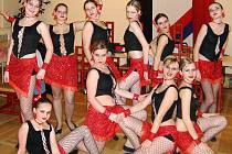 Tyto dívky ze Základní umělecké školy v Chrudimi se věnují modernímu tanci.