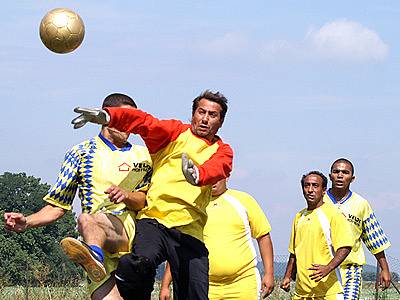 Fotbalový turnaj romských mužstev v Přestavlkách.