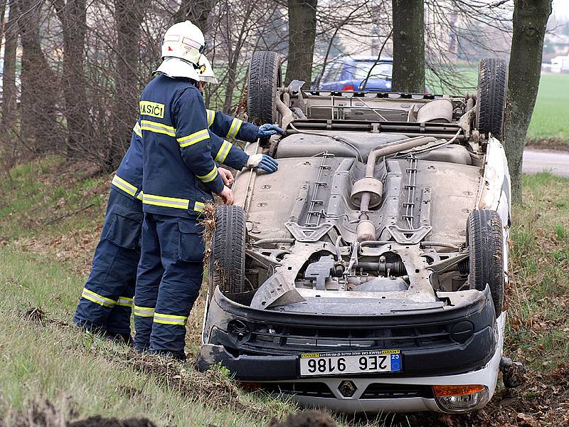 Při nehodě u Slatiňan skončila řidička se svým vozem na střeše v příkopě.
