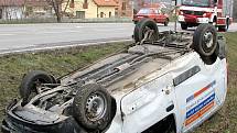 Při nehodě u Slatiňan skončila řidička se svým vozem na střeše v příkopě.