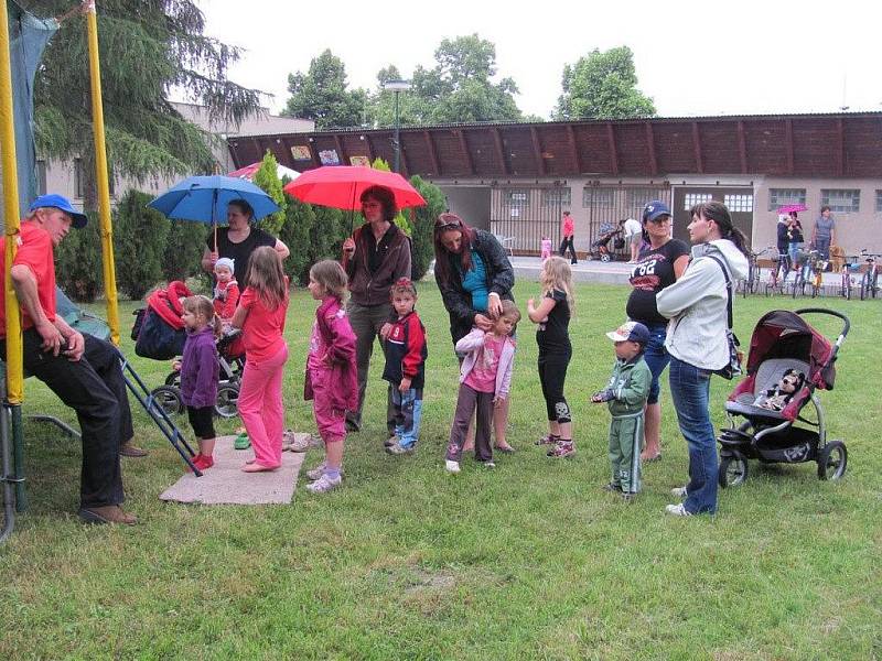 Dětský den zahájil novou sezonu na plovárně ve Slatiňanech.