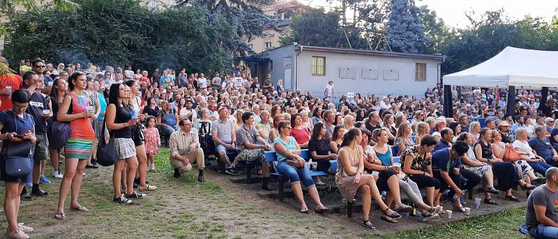 Leťák s Davidem Kollerem praskal ve švech. Lidí jako před 30 lety na Slunce, seno, jahody. Opatřeními omezená kapacita 1000 lidí byla vyprodána, na desítky až stovky zájemců se nedostalo.