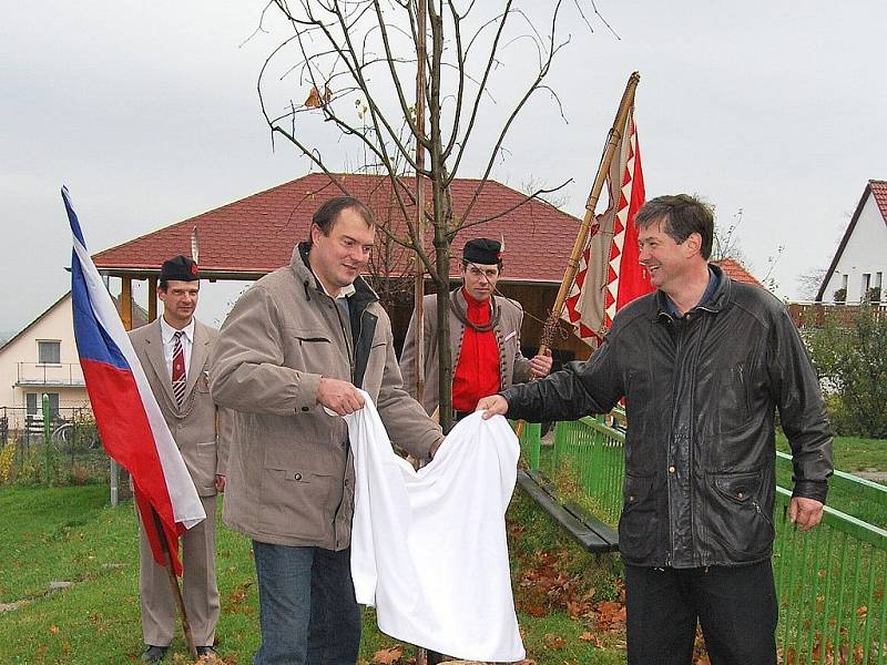 Starosta města Milan Chvojka a starosta Sokola Radek Bureš zasadili sokolskou lípu svobody.