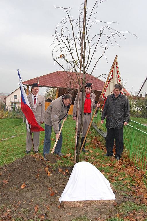 Starosta města Milan Chvojka a starosta Sokola Radek Bureš zasadili sokolskou lípu svobody.