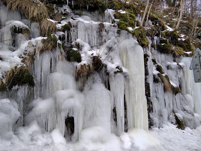 Ledopády u přehrady lákají turisty do Seče na Chrudimsku.