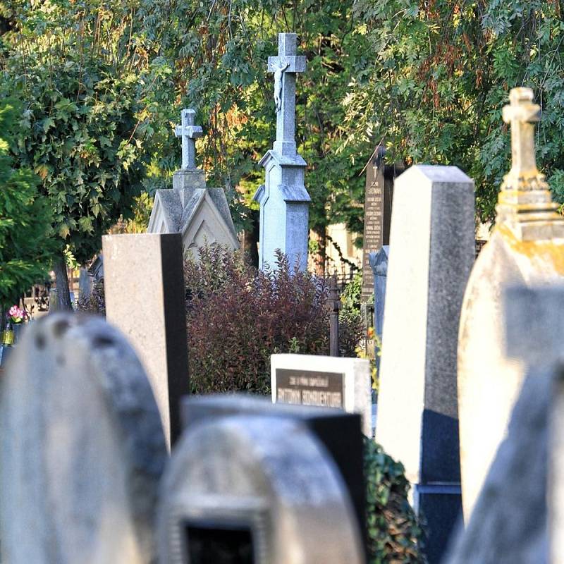 Hřbitov U Kříže a urnový háj v Chrudimi jsou od centra hodně vzdáleny. Návštěvníci proto volají po veřejných záchodcích.