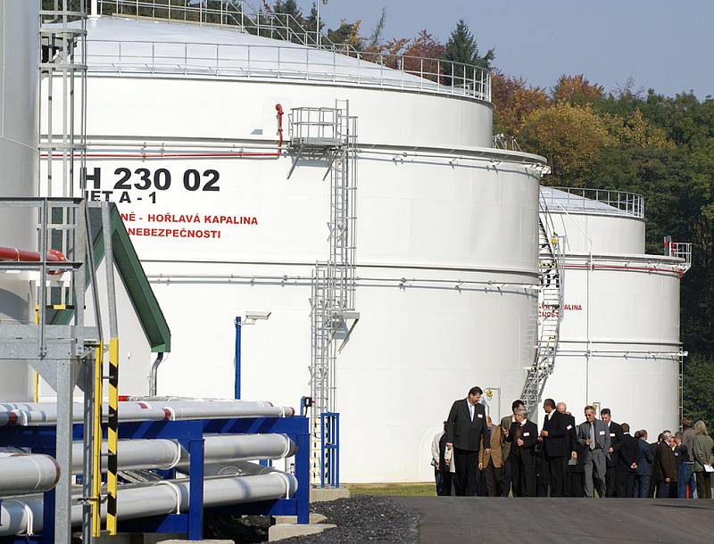 Čtyři zbrusu nové zásobníky paliva nedaleko Heřmanova Městce pojmou dohromady na 40 tisíc metrů krychlových paliva.